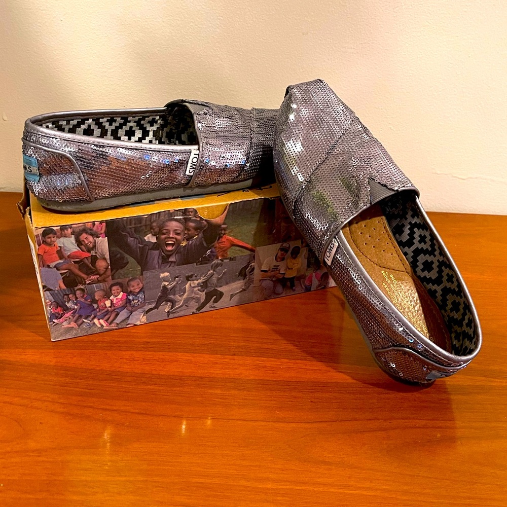TOMS Pewter Sequin Classics Flats Slip On Women’s Size 6.5